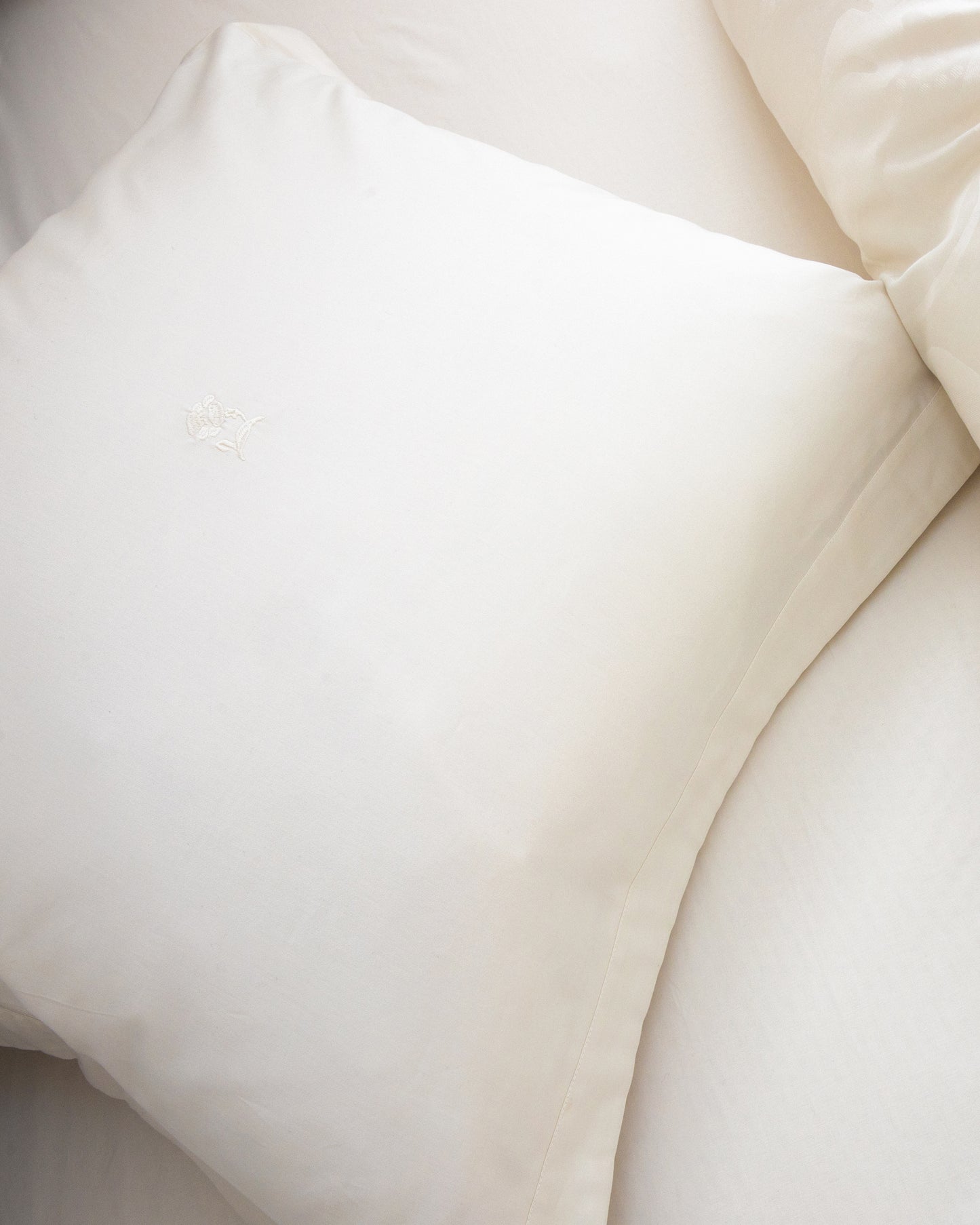 FOUNTAIN BLOSSOM PILLOW CASE WHITE CHALK